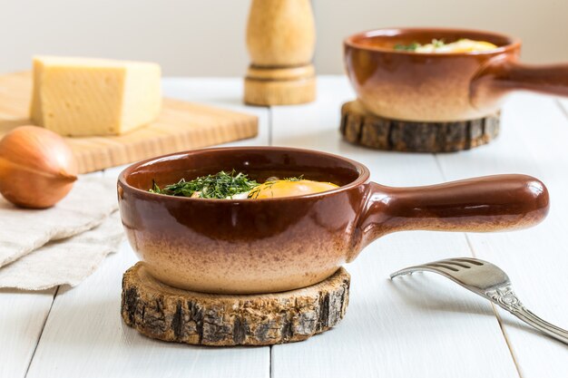 Szklanka z zupą i łyżką